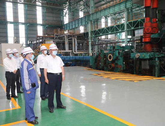 习近平总书记19日上午在安徽省马鞍山市考察调研。习近平前往中国宝武马钢集团，走进生产车间，了解企业复工复产和经营情况。