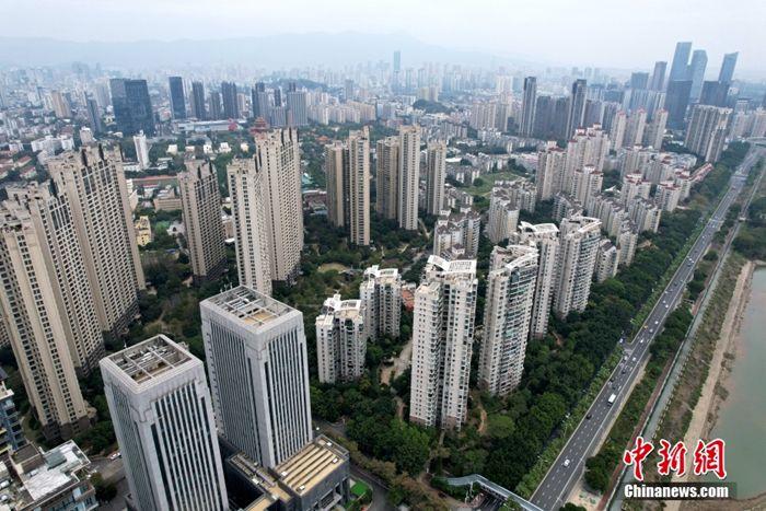 1月17日，空中航拍福州江滨楼盘。当日，中国国家统计局发布2022年全年经济数据。国家统计局局长康义当日在国新办新闻发布会上表示，房地产还是一个支柱产业，房地产市场逐步企稳具有一些有利条件。中国仍然处在城镇化持续发展阶段，尽管去年城镇化率达到65.22%，但是城镇化率还是不高，发达国家基本在80%左右。这是未来的发展空间。(无人机照片) 中新社记者 王东明 摄